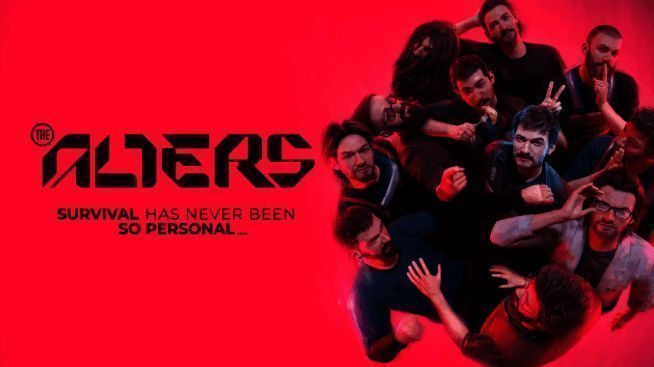 主角身穿破损宇航服站在荒凉星球表面，远处是巨大的恒星