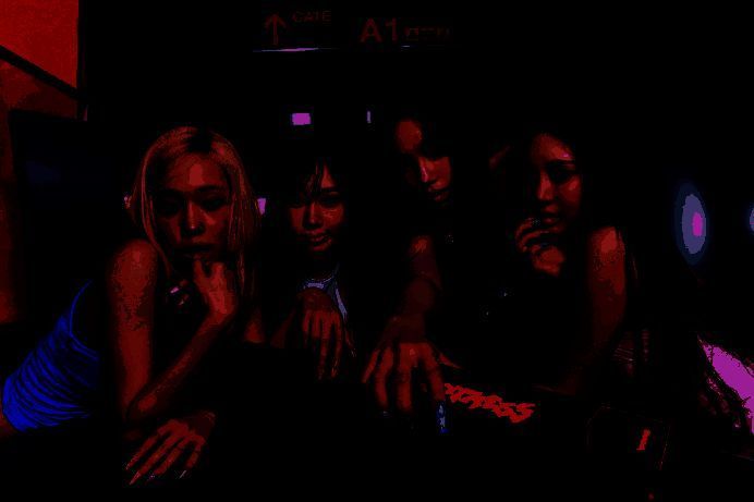 《街霸6》与aespa联动宣传图，四位成员以游戏风格呈现，背景为经典格斗场景