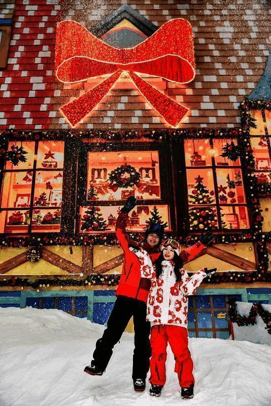 滑雪场化身为冰雪北欧童话镇，装饰璀璨夺目，形态多样的雪人分布各处