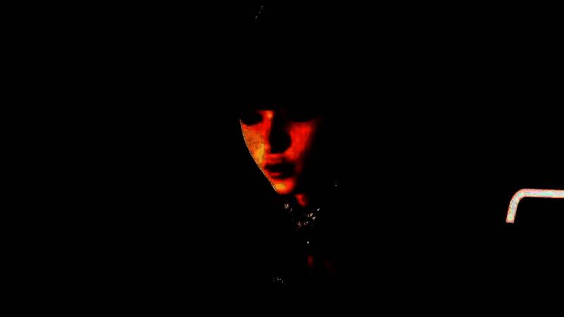 夜幕下城市灯光闪烁，雨水反射出真实物理效果，画面质感极强