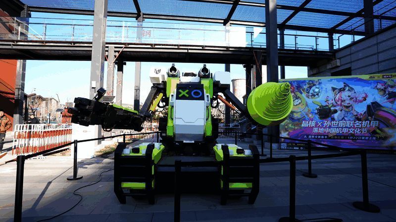 观众近距离观看古建机甲·丝路（前门），感受传统与现代的结合