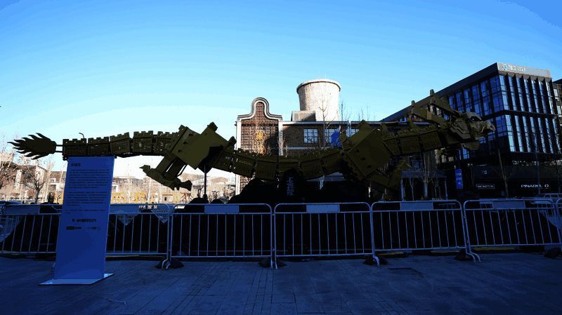 观众试戴电影《流浪地球》同款宇航头盔，体验未来科技感