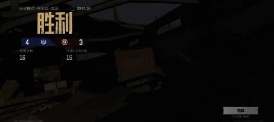 暗区突围多人联机战斗画面，三名玩家形成包围圈围攻敌人，展示团队战术配合