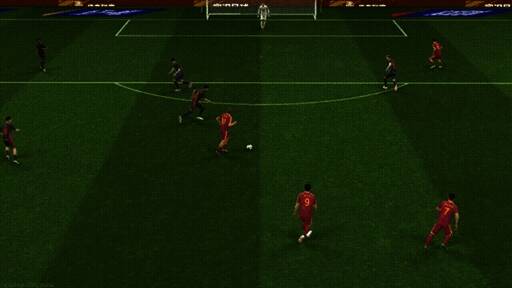 托蒂展示无定型射门技巧，身体姿态灵活，皮球划出弧线