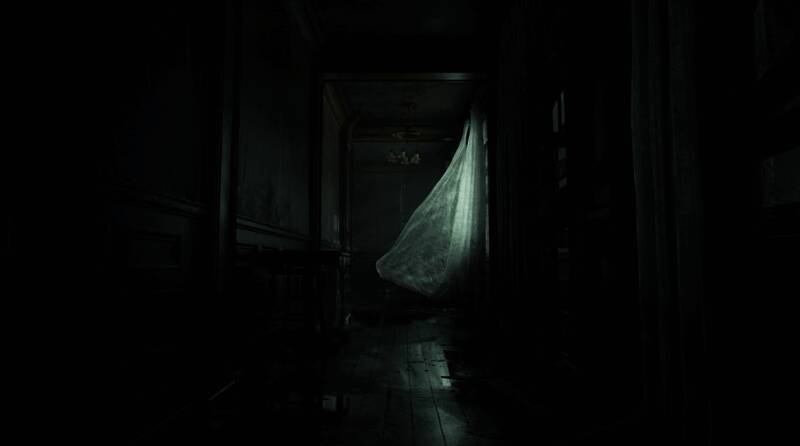 格蕾丝在昏暗走廊中持枪前行，周围阴影密布，氛围压抑