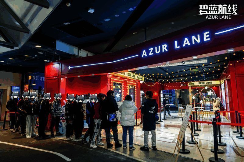 成都站《碧蓝航线》快闪展区内部布置，角色立牌与互动打卡点清晰可见