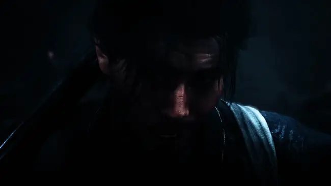 游戏角色穿梭于清水寺木制回廊中，光影效果逼真，营造出神秘而庄严的氛围