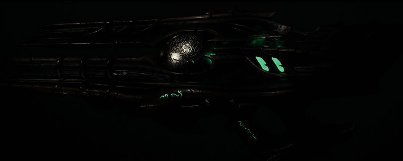 《毁灭战士：黑暗时代》中角色手持连锁枪进行战斗的画面，弹道特效炫目，背景有大量敌人