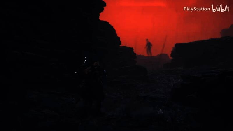 神秘人物登场，身着高科技战甲，眼神冷峻