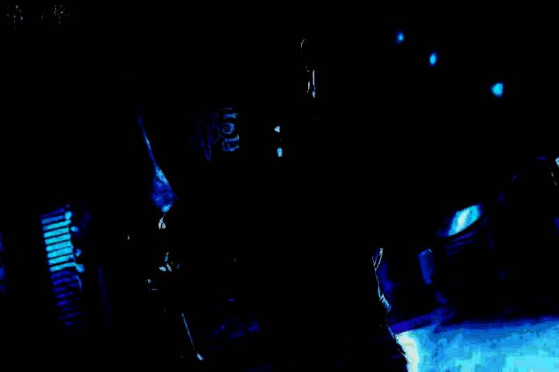 玩家与《第五人格》角色互动合影，现场气氛热烈