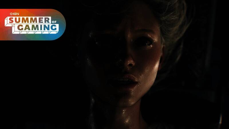 主角格蕾丝在医疗病房内探索，画面充满阴森氛围