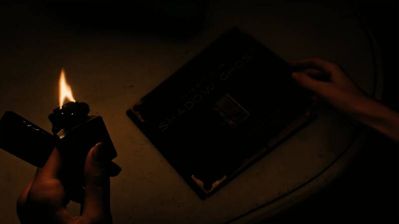 夜晚窗外闪电照亮怪物身影，背景音乐营造出紧张气氛