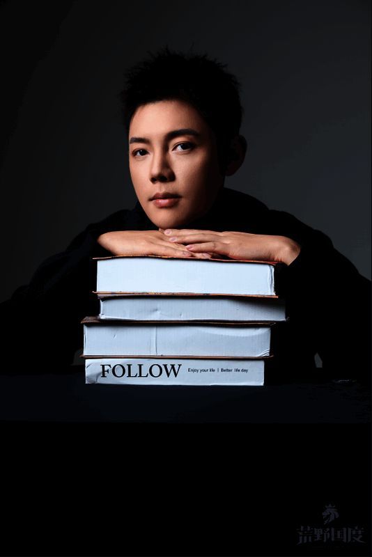 左乾直播片段截图，正在讲解开荒技巧与战略布局