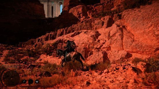 《红色沙漠》游戏场景截图，角色身着铠甲站在山巅俯瞰广阔世界地图