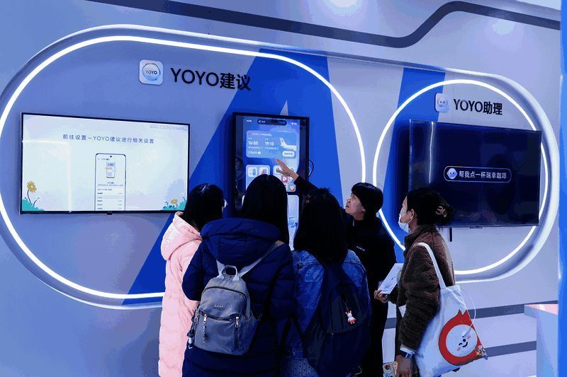 荣耀GT系列手机界面演示图，YOYO智能体交互展示