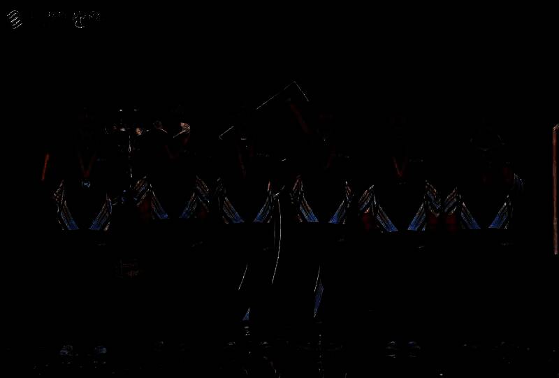 紧张激烈的对战画面，选手神情专注操作精准