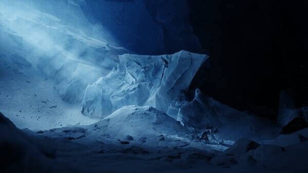 游戏场景展示Ariane穿越冰川裂缝，背景为遥远的星空