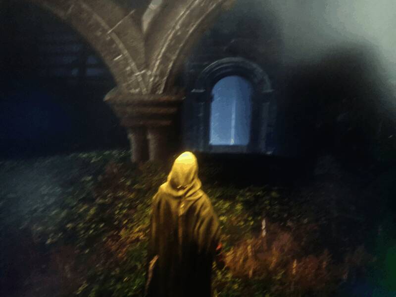 圆桌厅堂地下室入口，昏暗灯光下的神秘通道