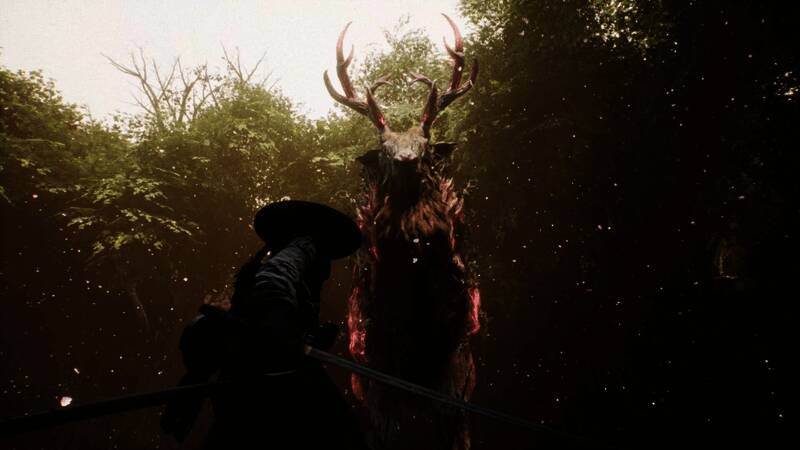 主角艾玛与她的狗小酷在废墟中并肩前行，周围弥漫着诡异气氛