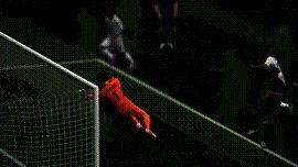 德科施展直塞绝技瞬间，皮球穿透整条防线