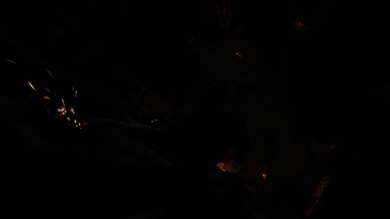 主角潜入古代遗迹，墙壁上刻满未知文字与神秘图腾