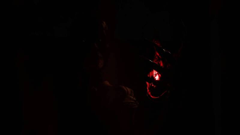 主角在夜晚城市中穿行，街道上弥漫着死亡与恐惧的气息