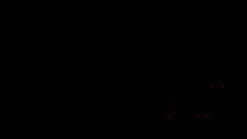 场景宏大壮观，石制神殿耸立于密林之中，光影效果逼真