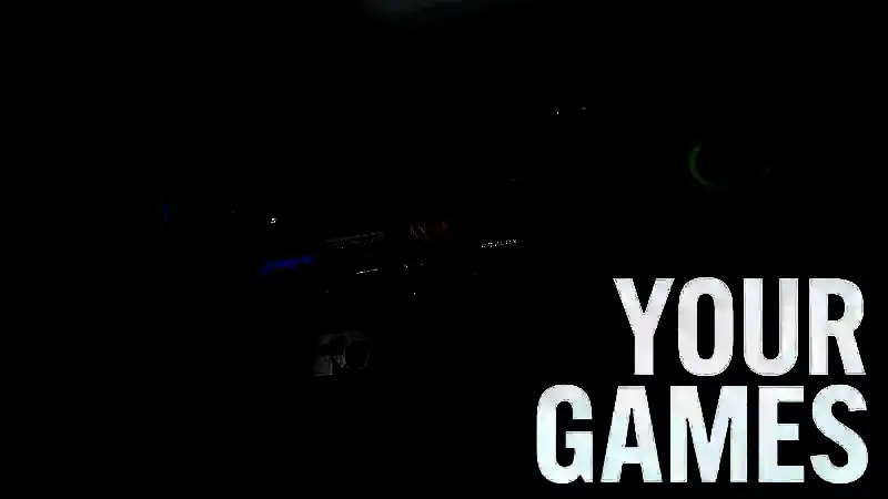 掌机手柄细节特写，展示按键布局与肩键触发结构