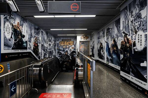 杭州凤起路地铁站三国杀主题布置，武将形象遍布站内