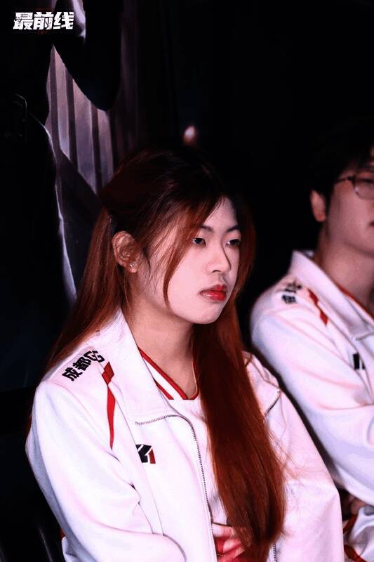 GG战队成员合影，GG_violet站在队伍中间，面带微笑，整体氛围轻松愉快