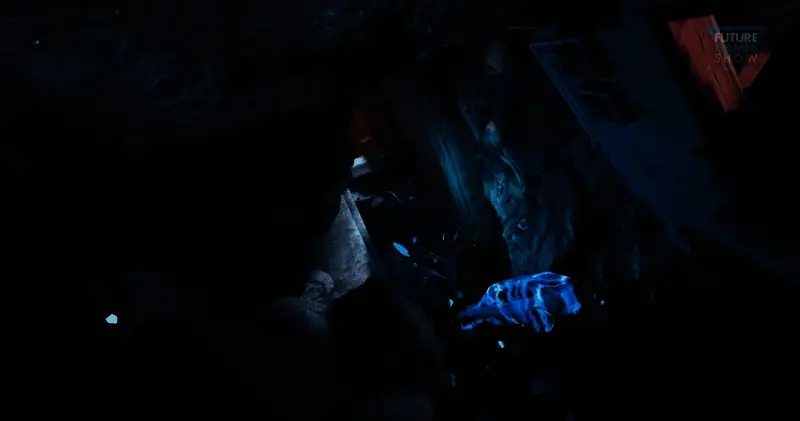 《Reach》中玩家角色在昏暗洞穴中穿行，背景充满神秘遗迹元素