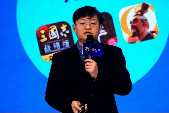 唐贾军发表演讲，台下观众认真聆听