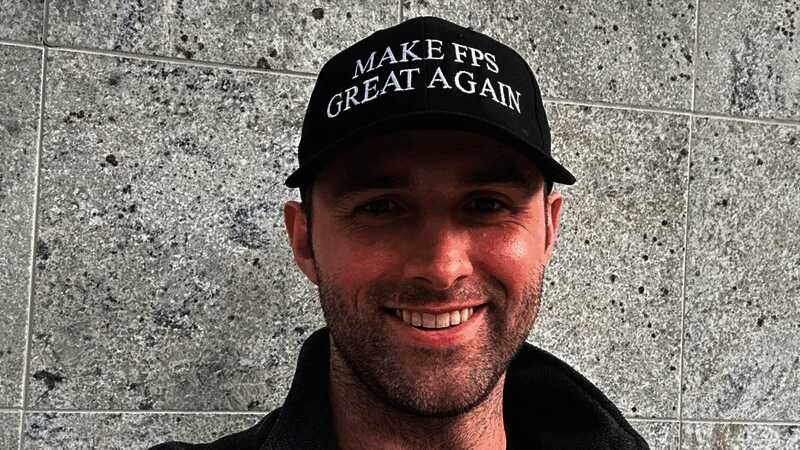 1047 Games CEO 伊恩·普劳克斯佩戴‘让FPS再次伟大’帽子登台演讲现场照