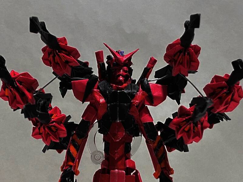 折纸高达正面展示，整体线条流畅，细节精致