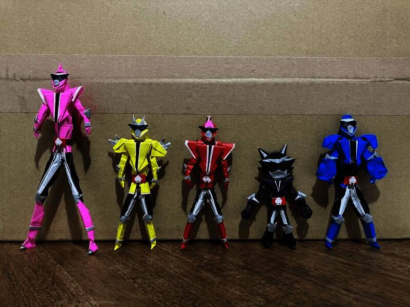 折纸高达全身照，整体比例协调，质感惊人