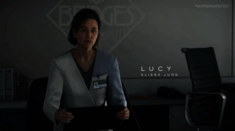 游戏中战斗场景截图，主角使用高科技武器对抗敌方单位