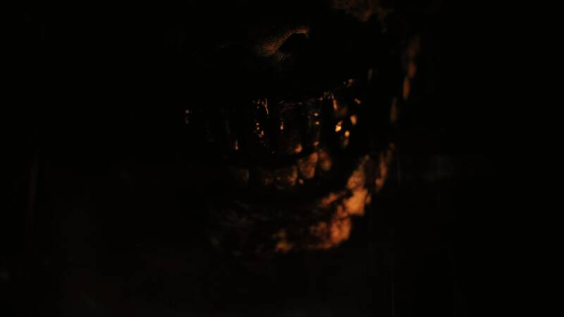 废墟城市远景图，天空阴沉，远处有巨型怪物轮廓若隐若现