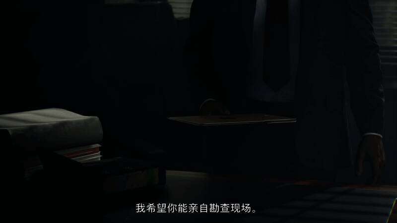 格蕾丝蹲下检查地上的可疑痕迹，周围散落着不明液体和衣物残片