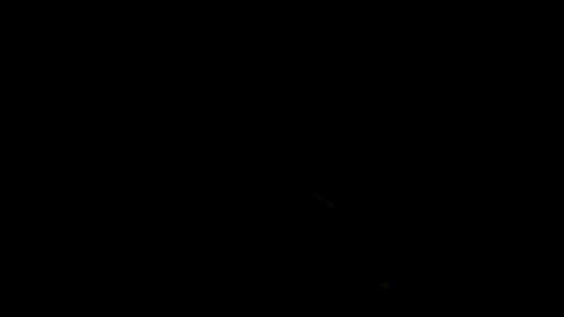 战场环境写实细腻，地面血迹与残肢遍布，展现高自由度战斗