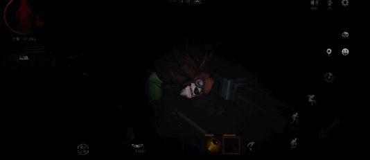 玩家利用机关门与大熊周旋的战术示意图，视角从门缝中观察怪物状态