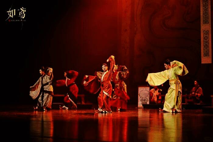《如鸢》汉文化大秀现场，舞台灯光璀璨，演员身着传统服饰演绎汉风之美