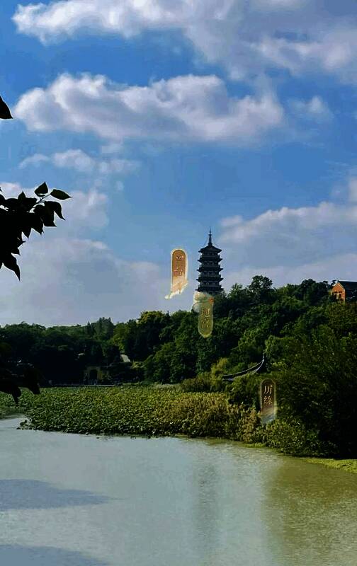 玩家在扬州瘦西湖打卡《如鸢》联动纪念章盖章点，手持游戏界面与实景合影