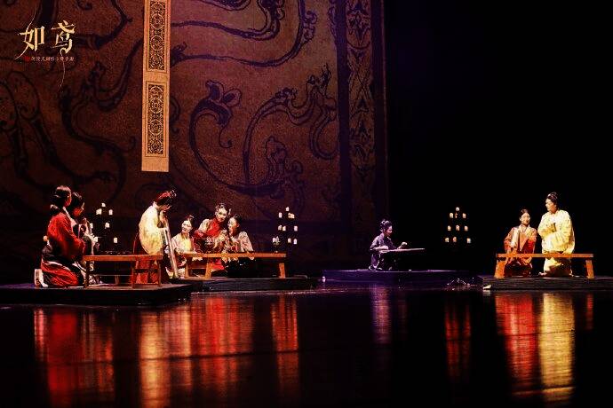 玩家在扬州非遗珍宝馆体验螺钿镶嵌工艺，认真聆听导师讲解并动手操作