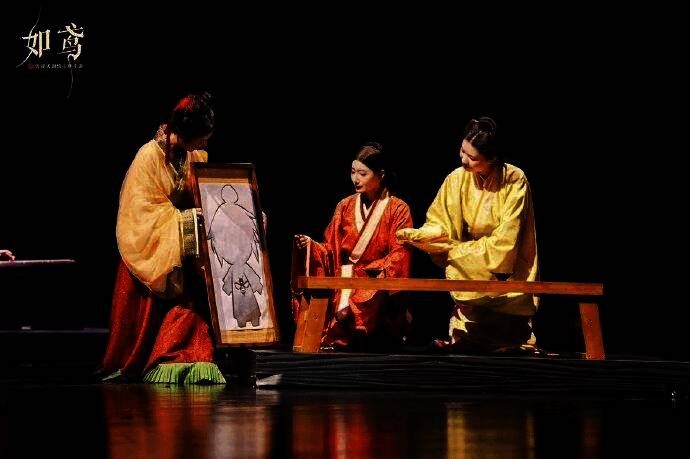 汉文化大秀现场，演员们身着古装进行舞蹈表演，背景为大型LED屏幕展示动态汉风画面