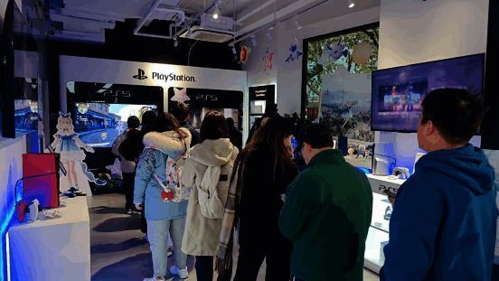 活动现场玩家排队体验PS5版《无限暖暖》，气氛热烈非凡