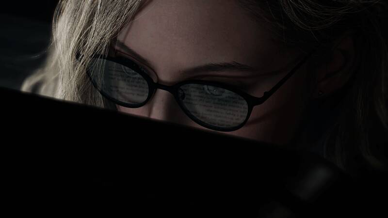 主角在昏暗巷道中奔跑，身后有不明生物追击，光影效果逼真