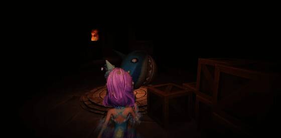 游戏对局画面中，宝宝鲨形态的巨鲶正在水中游动，身体散发出柔和的光芒，背景中有其他游戏角色惊讶的表情