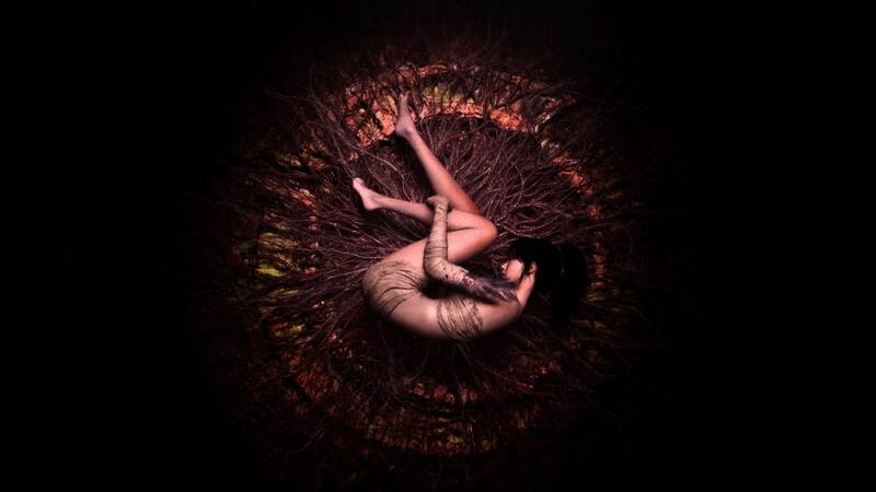 剧情过场动画截图，主角回忆片段浮现，暗示其失忆背后的复杂过往