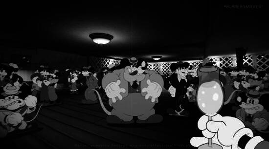 角色手持武器穿梭于阴暗巷道，营造紧张氛围