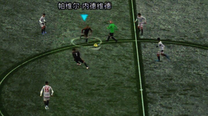 内德维德禁区外远射破门瞬间，皮球划出弧线直挂死角
